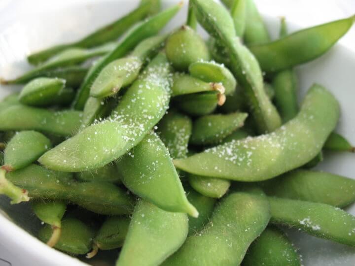 Edamame con sal de mar como snack vegano