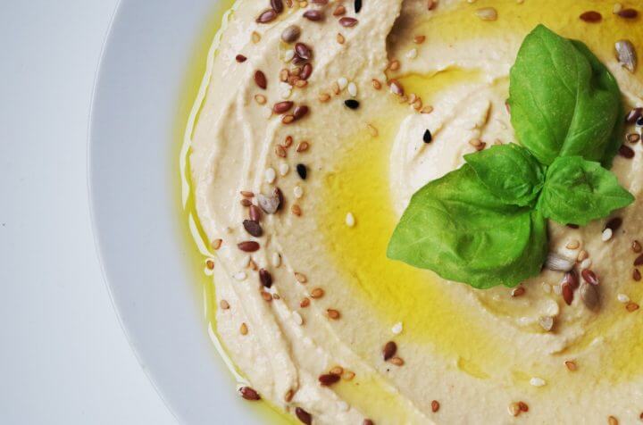 El hummus es una gran opción como snack vegetariano