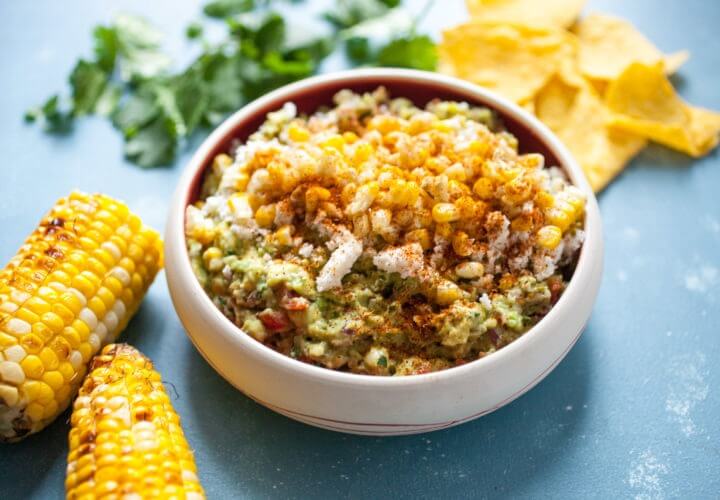 Receta de maíz mexicano con aguacate