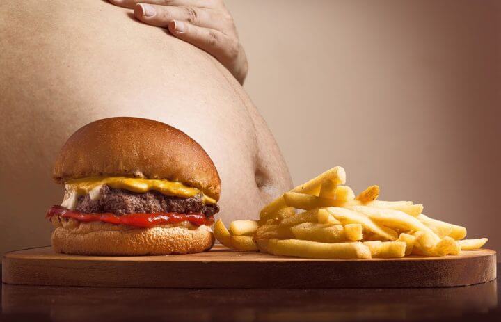 Las personas con sobrenutrición comen grasas y azúcares en exceso