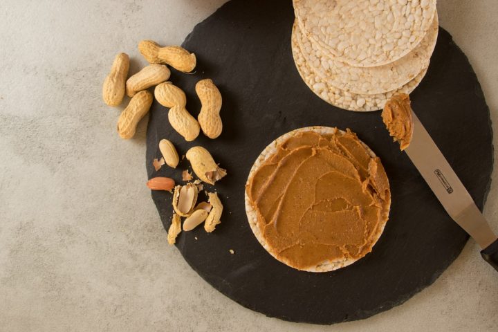 La mantequilla de maní con plátano es un buen snack vegano