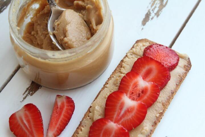 La mantequilla de nueces con frutas funciona como snack vegetariano