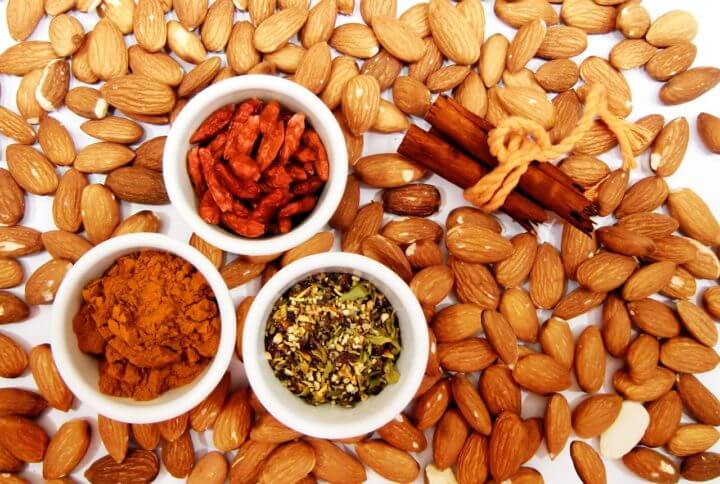 Frutos secos con especias son un excelente snack vegano