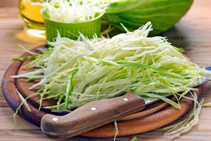 Preparación de la ensalada de col picante