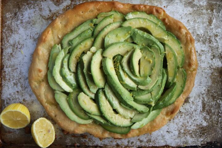 Cómo hacer una pizza con aguacate baja en calorías