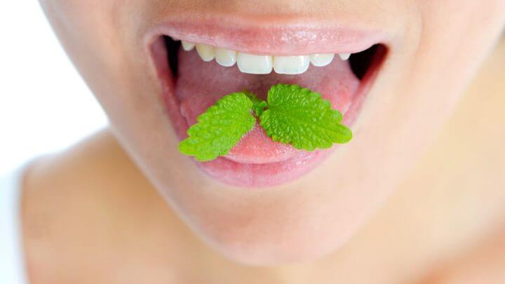 El té de menta alivia el mal aliento