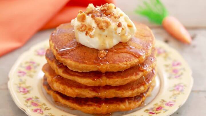 Tortitas de pastel de zanahoria con crema de coco
