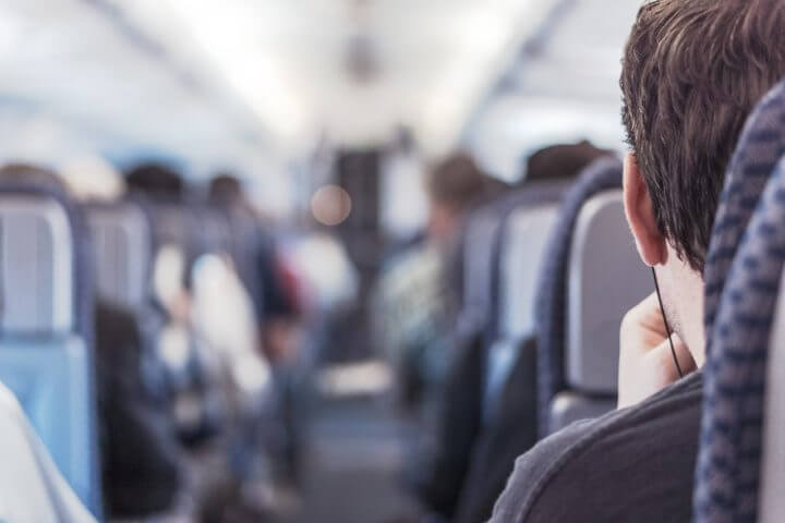 ¿Cómo puedes contagiarte durante un vuelo de avión?