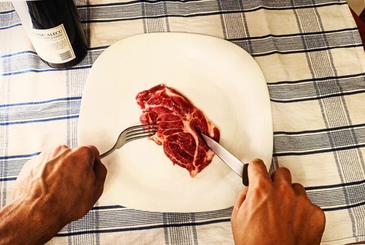 ¿Por qué algunos hombres comen más en las citas?
