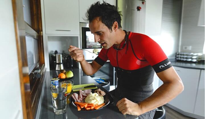 ¿En qué beneficia comer antes de correr?