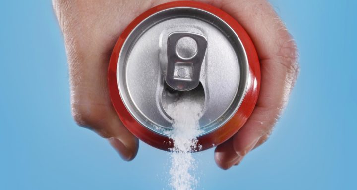 Por qué los adolescentes deben evitar los refrescos
