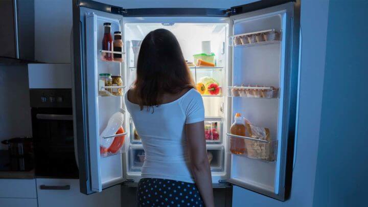Razones para comer carbohidratos y calorías por la noche