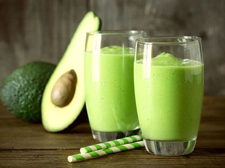 Cómo preparar un smoothie verde de aguacate