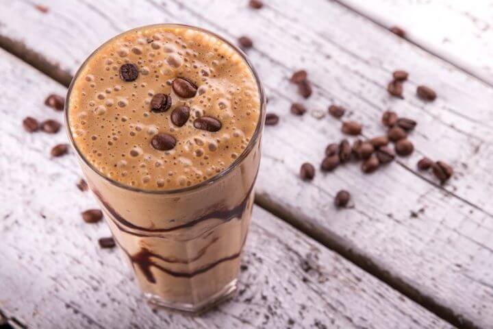 Cómo preparar un smoothie saludable de café mocca