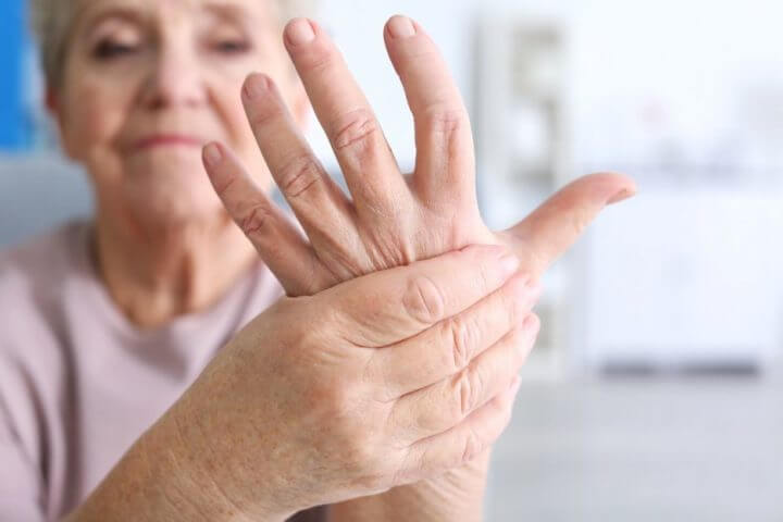 El zumo de noni alivia los síntomas de artritis
