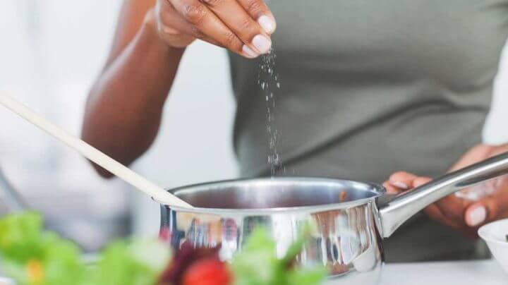 Reducir la ingesta de sal para desintoxicar tu cuerpo