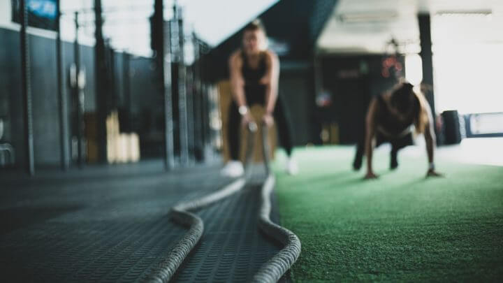 Buscar compañero de entrenamiento para motivarte en el gimnasio
