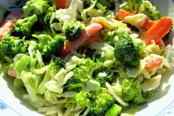 Preparación con mesclun y pollo para mantener una dieta DASH