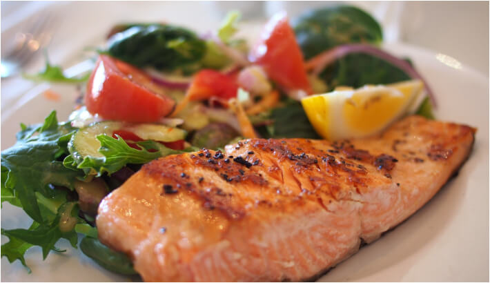 receta de ensalada de salmón con rúcula