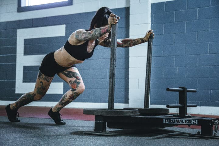 4 ejercicios que te harán una mujer físicamente más fuerte