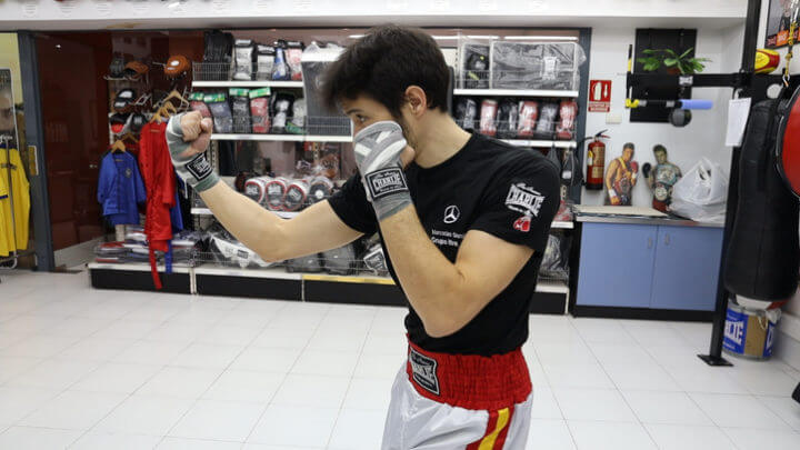 El golpe uppercut se utiliza para objetivos de corta distancia