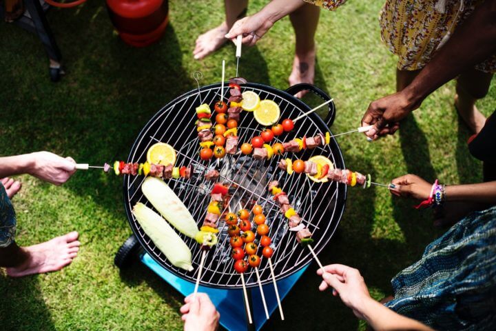 Hacer barbacoas para disfrutar tus vacaciones en casa