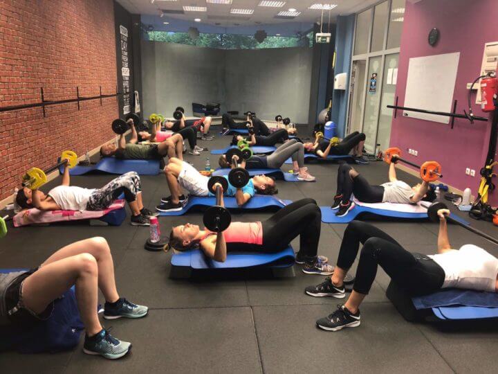 Beneficios de las clases grupales en el gimnasio