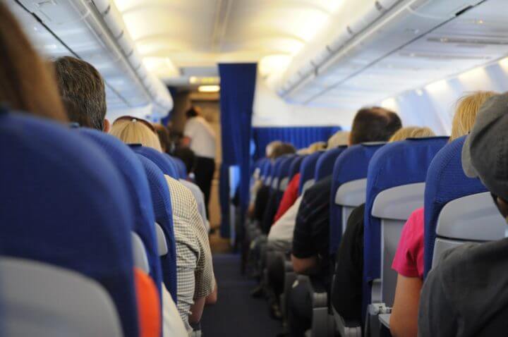 Qué estiramientos hacer en un vuelo largo