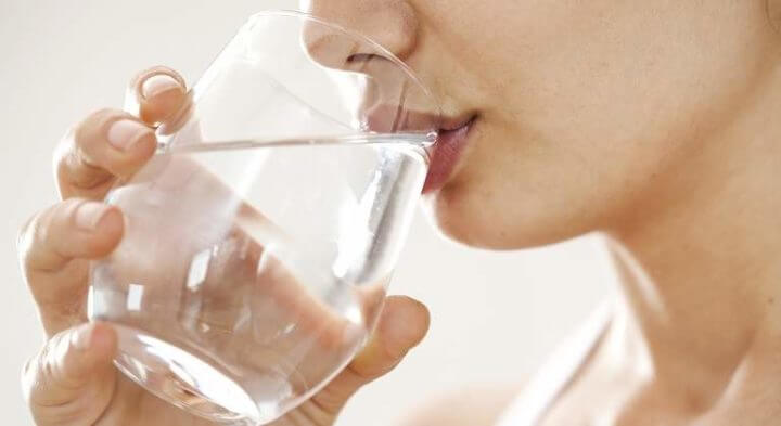 Beber agua para volver a comer saludable