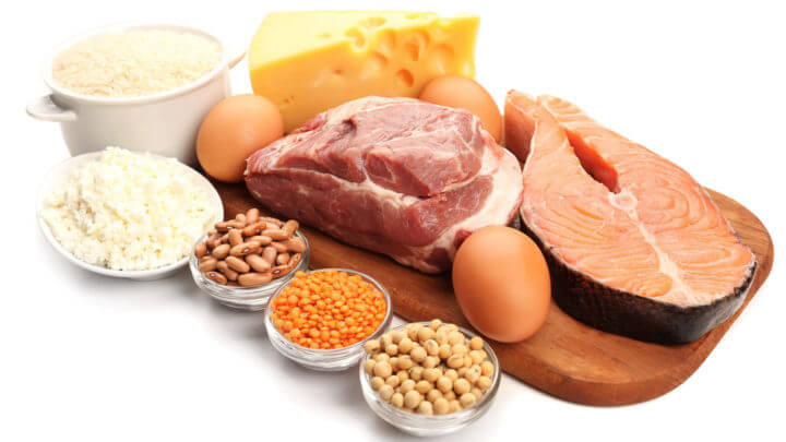 Consumir suficiente proteína para aumentar el peso que levantas