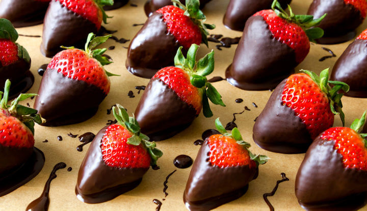 Cómo hacer fresas cubiertas de chocolate