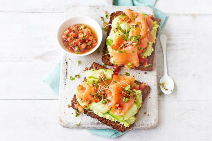 Beneficios de desayunar una tostada de salmón y aguacate