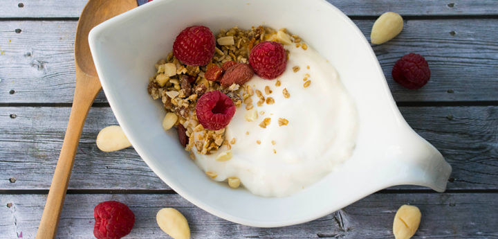 Yogurt con cereales y almendras para aumentar la concentración
