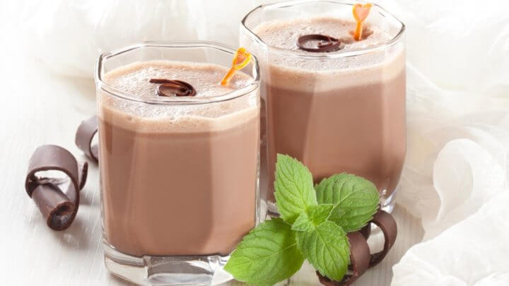 Batido saludable desinflamatorio de chocolate y banana