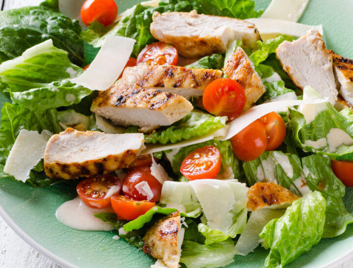 Receta de ensalada cetogénica de pollo asado