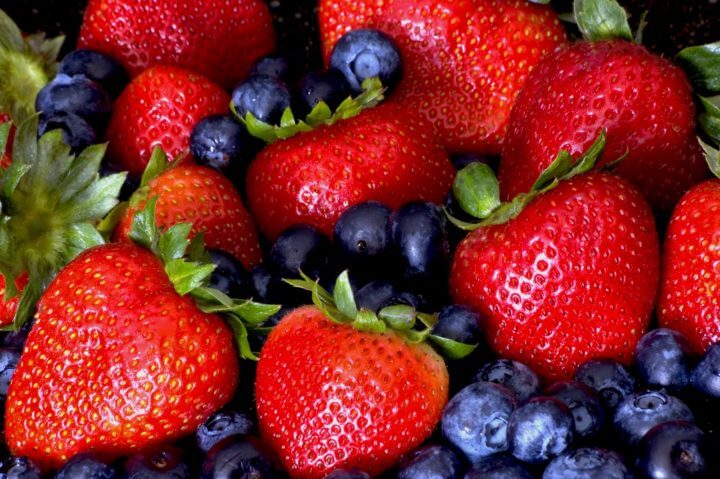 Receta de pastel de fresas y arándanos
