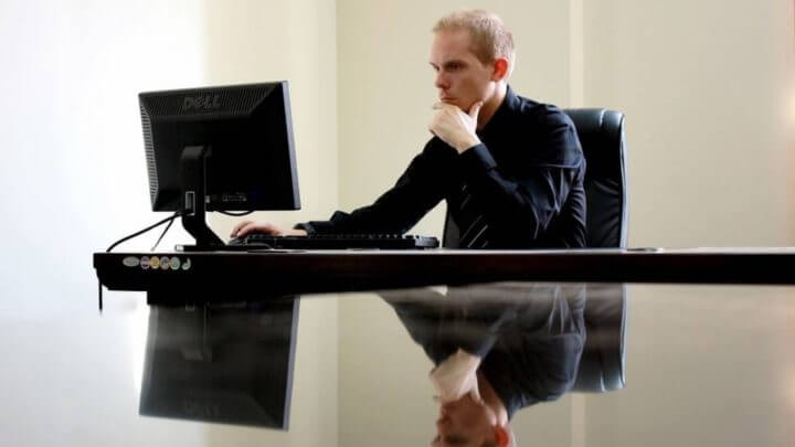 Importancia de una correcta altura del monitor al sentarse