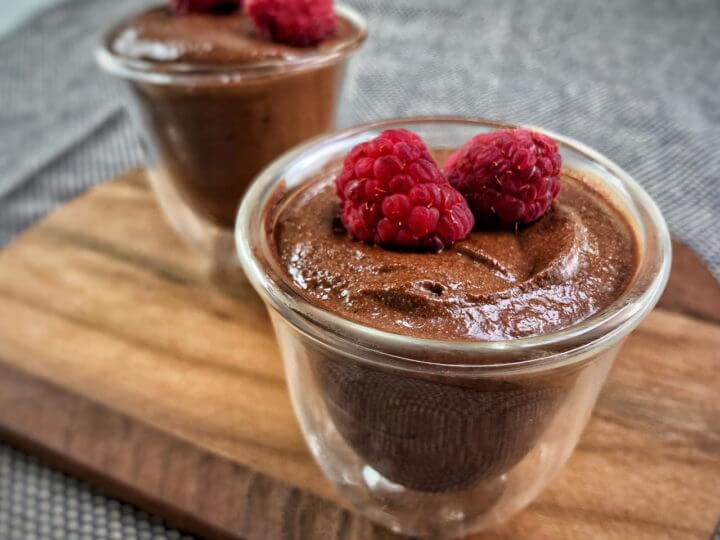 Receta saludable de mousse de chocolate oscuro y frambuesas
