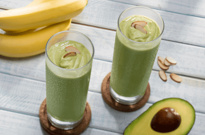 ¿Es saludable el smoothie de coco, aguacate y bayas?