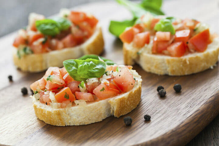 Hacer una bruschetta de pizza para el desayuno