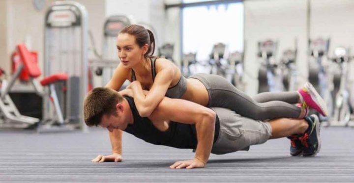El compañero de gimnasio fomenta el rendimiento y la intensidad