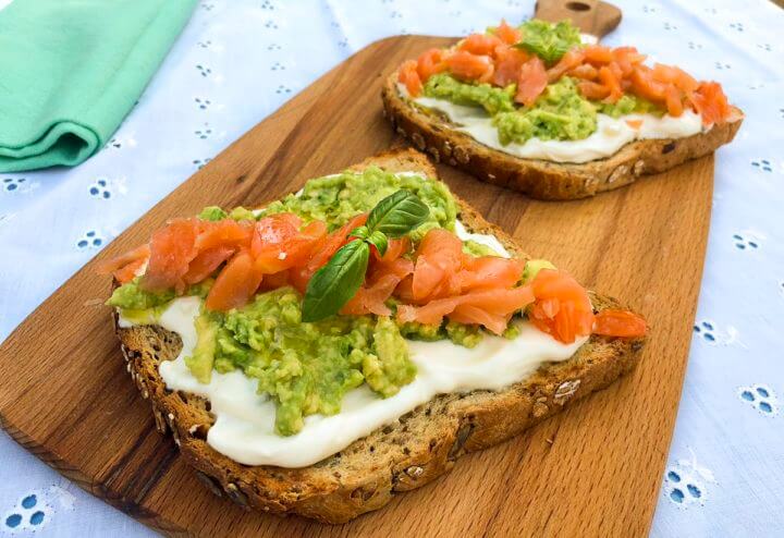 Tostada de aguacate y salmón es rica en vitamina D