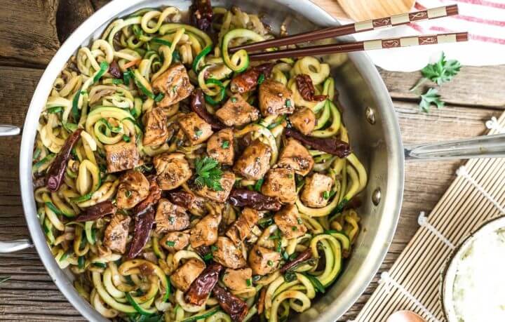 Cómo hacer un pad thai de pollo saludable