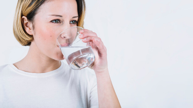 Beber agua es importante durante el ayuno