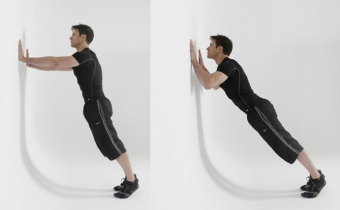 La manera correcta de hacer flexiones contra la pared