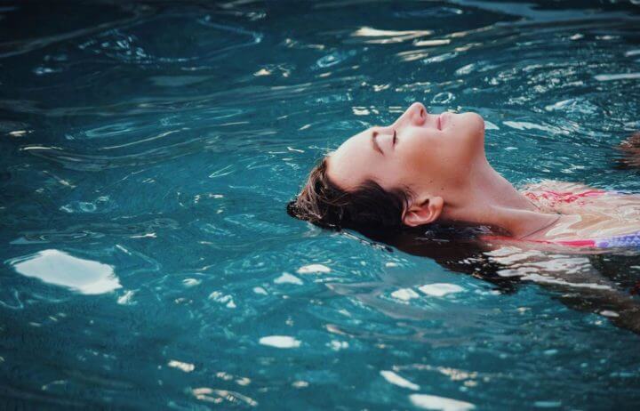 La natación es buena para una recuperación activa