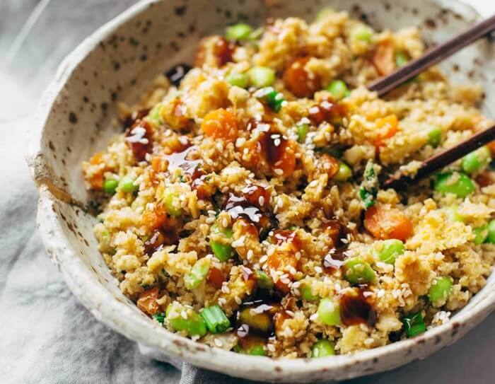 Receta paleo de arroz con albahaca, coliflor y tomate