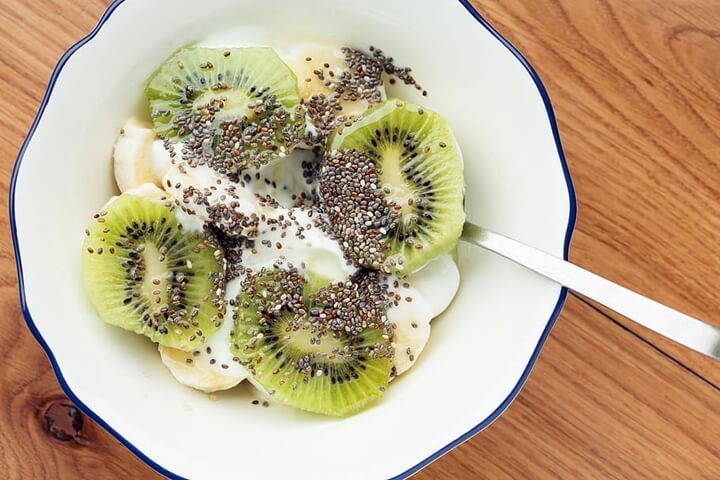 El kiwi con yogurt griego ayuda a dormir