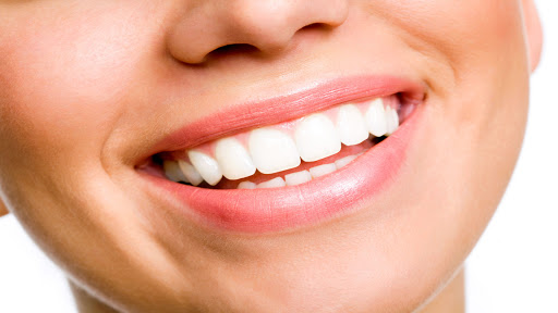 Cómo blanquear los dientes de forma segura en casa