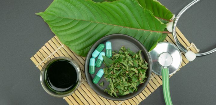Los riesgos de beber té Kratom